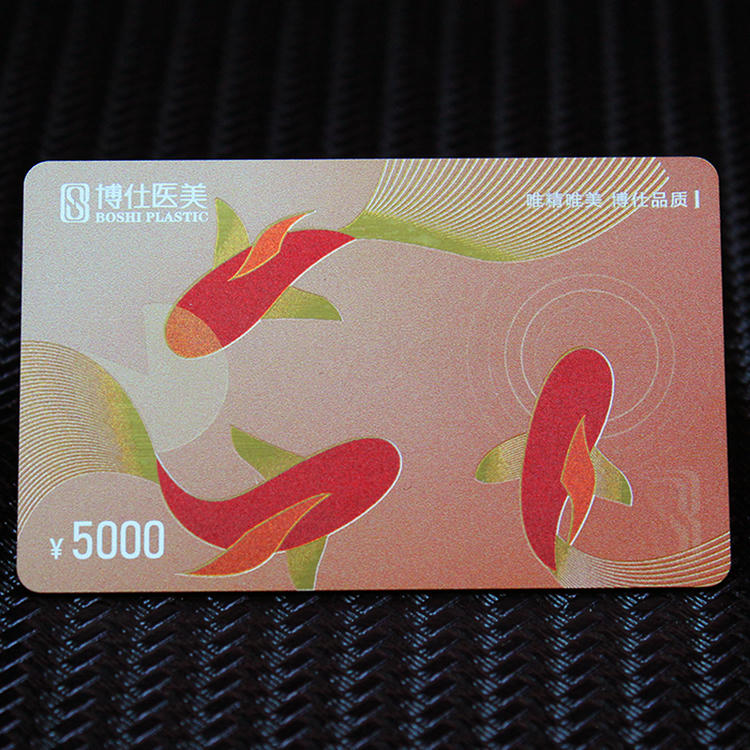 Carte de vizită metalică premium cu grafică koi și imprimare 5000, ilustrând finisaje colorate pentru carduri de membru VIP.