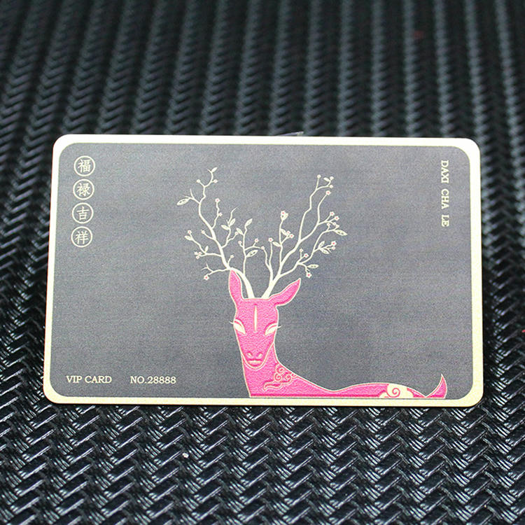 Carte de vizită metalică premium gri, cu ilustrație cerb și marcaj VIP, potrivită pentru cluburi și programe de loialitate upscale.
