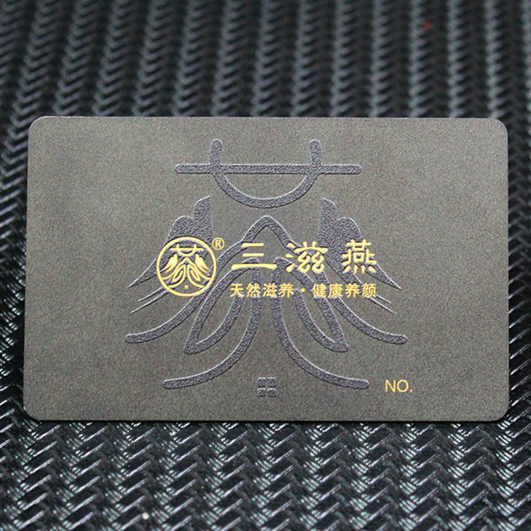 Carte de vizită metalică premium gri, cu branding chinezesc embosat și text metalic, destinată utilizării în cluburi VIP exclusive.