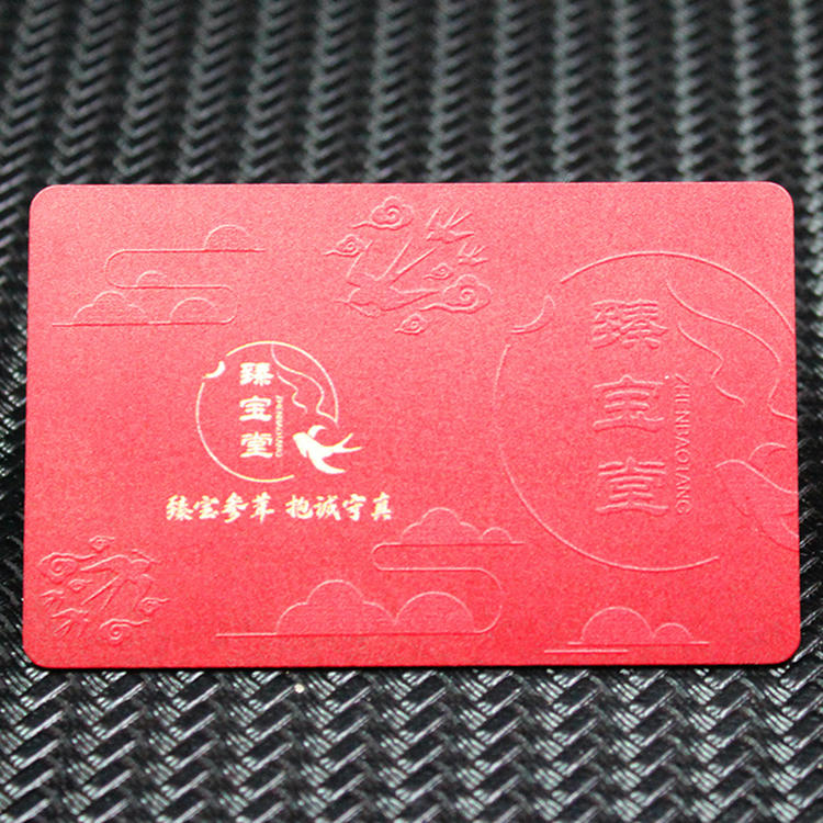 Carte de vizită metalică premium roșie, cu nori embosați și elemente de logo, concepută ca un card de membru VIP pentru club.