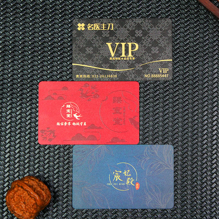 Set de trei cărți de vizită metalice premium, prezentate împreună pentru a ilustra opțiuni VIP în mai multe culori.