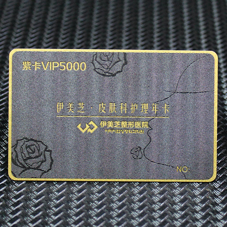 Carte de vizită metalică premium albastră, cu ramă aurie și model trandafir, pentru carduri VIP cu câmp de numerotare.