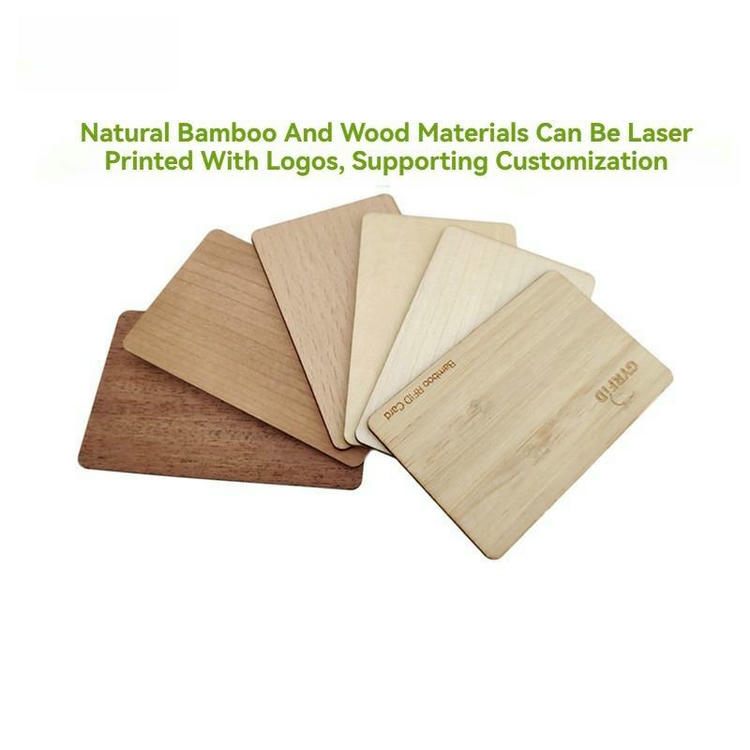 Acest card din lemn de sapele combină imprimarea color personalizată cu gravarea laser pentru un design distinct.