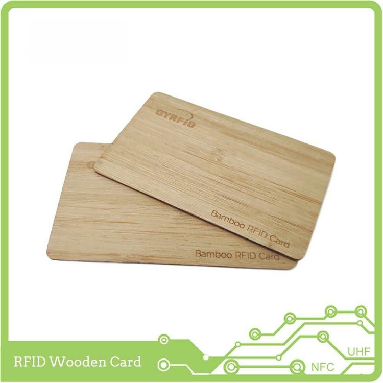 Un card din lemn de sapele este folosit prin atingere la încuietoarea unei camere de hotel, demonstrând funcția RFID de acces.