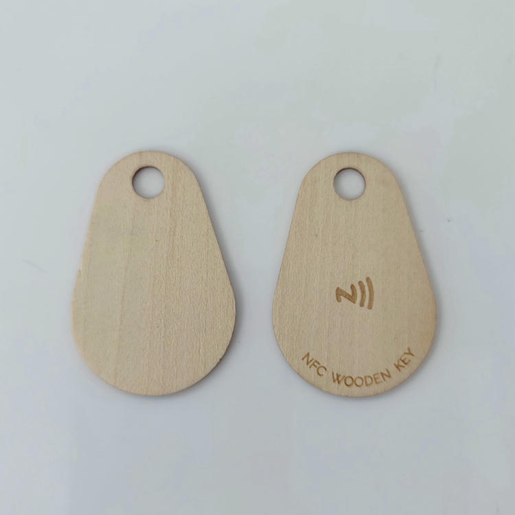 Vizualizare a unei camere inteligente de hotel în care un card RFID din stejar activează scene de iluminare personalizate la intrarea oaspetelui.