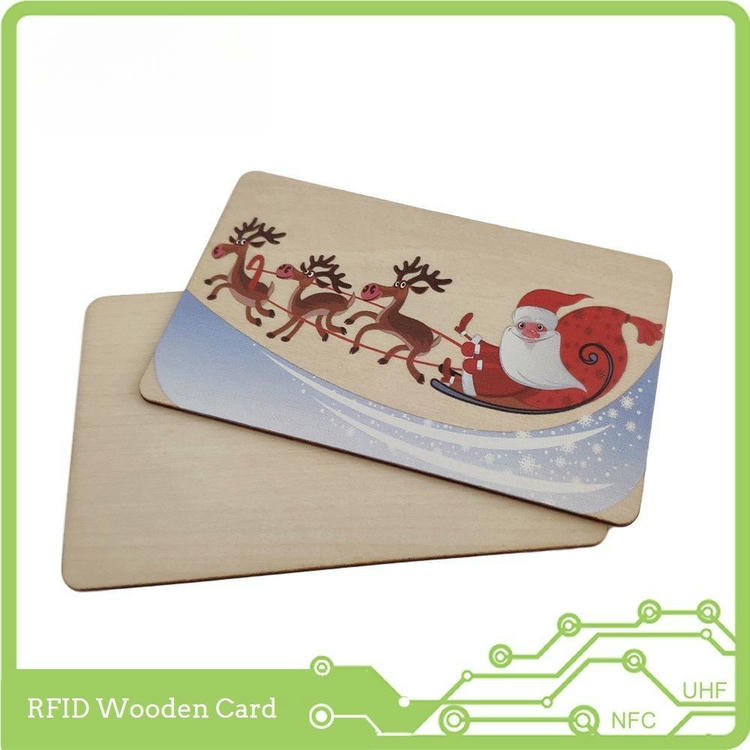 O prezentare elegantă de tip set cadou include un card din lemn de sapele așezat pe un suport sau într-un plic protector.