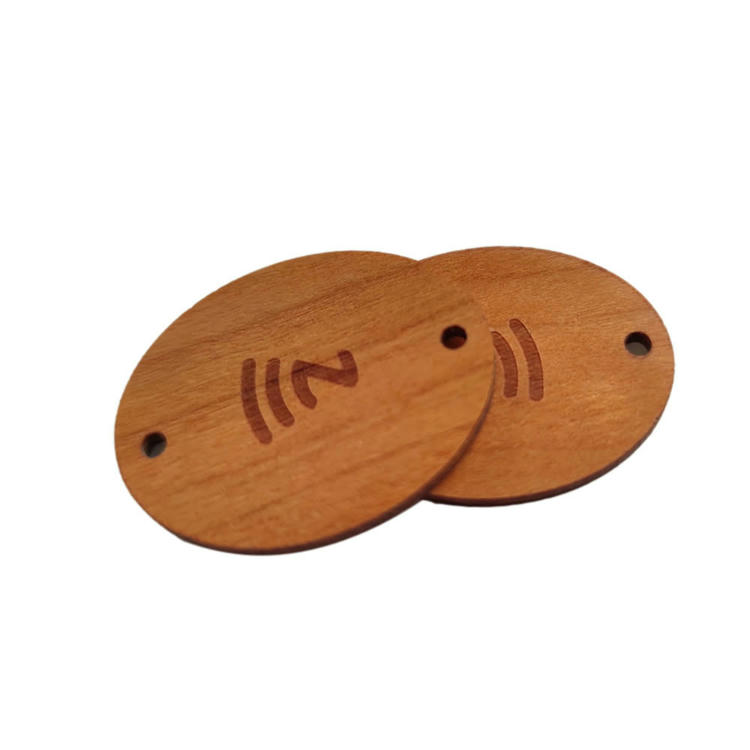 Card personalizat din lemn de ulm cu RFID, destinat aplicațiilor securizate de control al accesului.