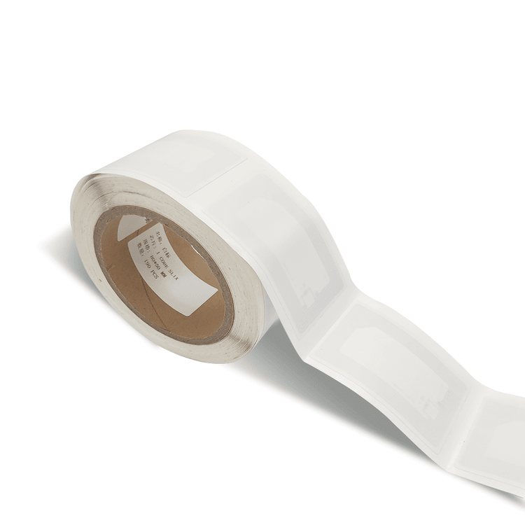Imaginea arată o rolă de etichete RFID pentru cărți, cu banda extinsă din miez pentru a evidenția formatul etichetei și suportul acesteia.