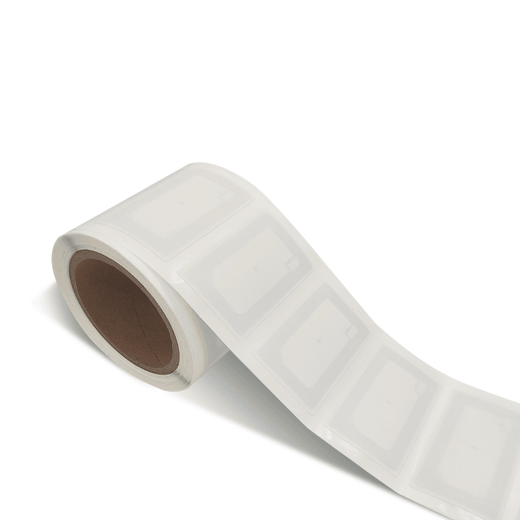 Imaginea arată partea netedă a unei role de etichete RFID pentru cărți, cu contururile inlay-urilor vizibile discret prin stratul superior.