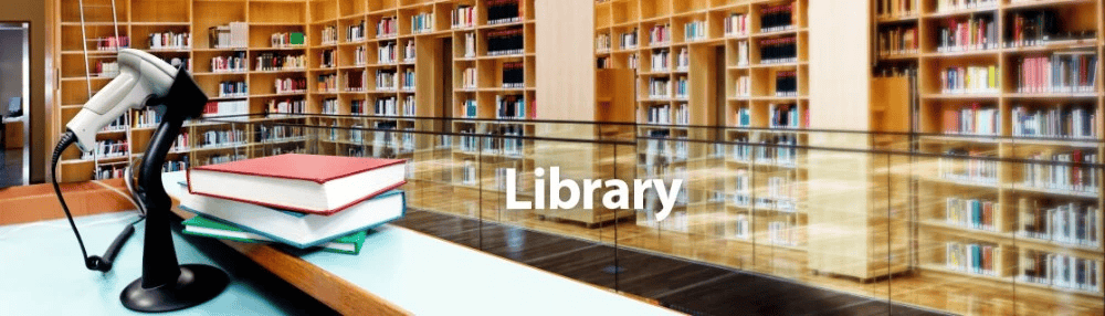 Acest banner prezintă cărți și un scaner într-un spațiu de bibliotecă, ilustrând utilizarea etichetelor RFID pentru managementul cărților.