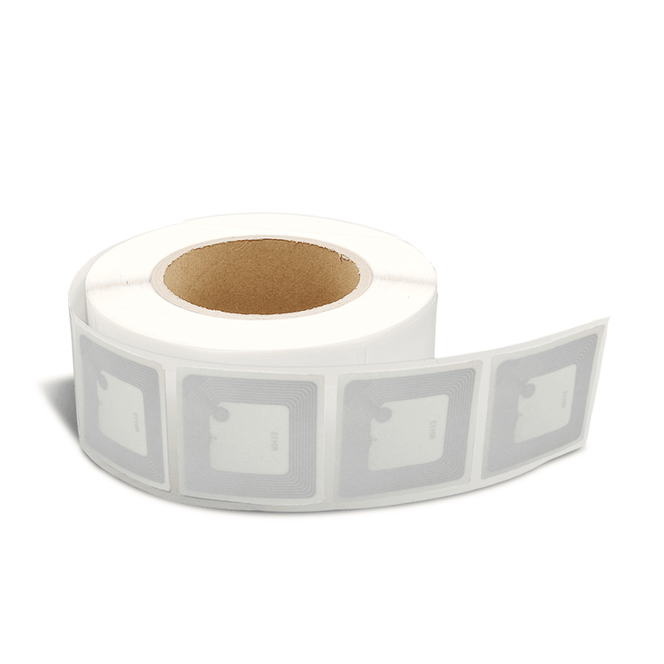 Imaginea arată o rolă de etichete RFID pentru cărți, cu patru inlay-uri pătrate vizibile pe partea frontală a benzii extinse.