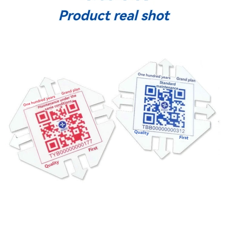 O imagine reală prezintă două etichete RFID pentru beton PVC5050-1 imprimate cu coduri QR, pentru a ilustra identificarea personalizată pe etichete finite.