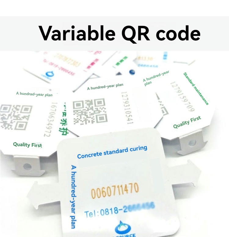 O mostră cu coduri QR variabile arată mai multe etichete RFID pentru beton PVC5050-1 cu numere diferite și machete personalizate de identificare.
