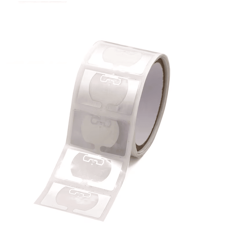 Imaginea evidențiază detaliul cipului pentru etichete UHF RFID sigure folosite la autentificarea produselor.