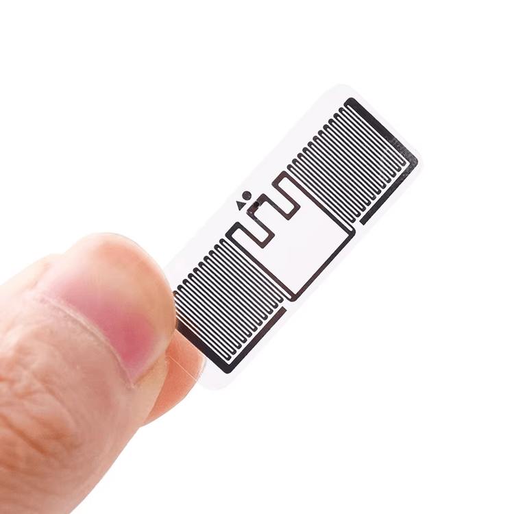 UHF RFID Etichete pentru indicatoarele de locație a depozitului afișate cu un detaliu de cip pentru cumpărătorii care compară soluțiile UHF RFID Etichete.