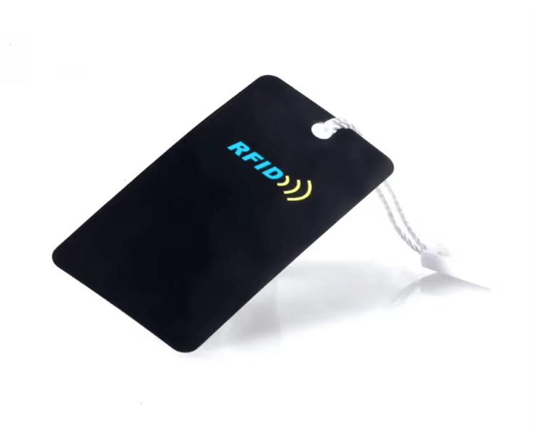 O etichetă neagră RFID pentru articole de îmbrăcăminte cu șnur este afișată înclinat pentru a evidenția stilul de etichetă de îmbrăcăminte premium pentru prezentarea cu amănuntul.
