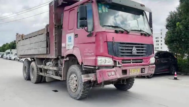 Un cititor portabil identifică tagul RFID robust RSB-01 de la distanță, demonstrând performanța UHF stabilă pentru tracking pe podea