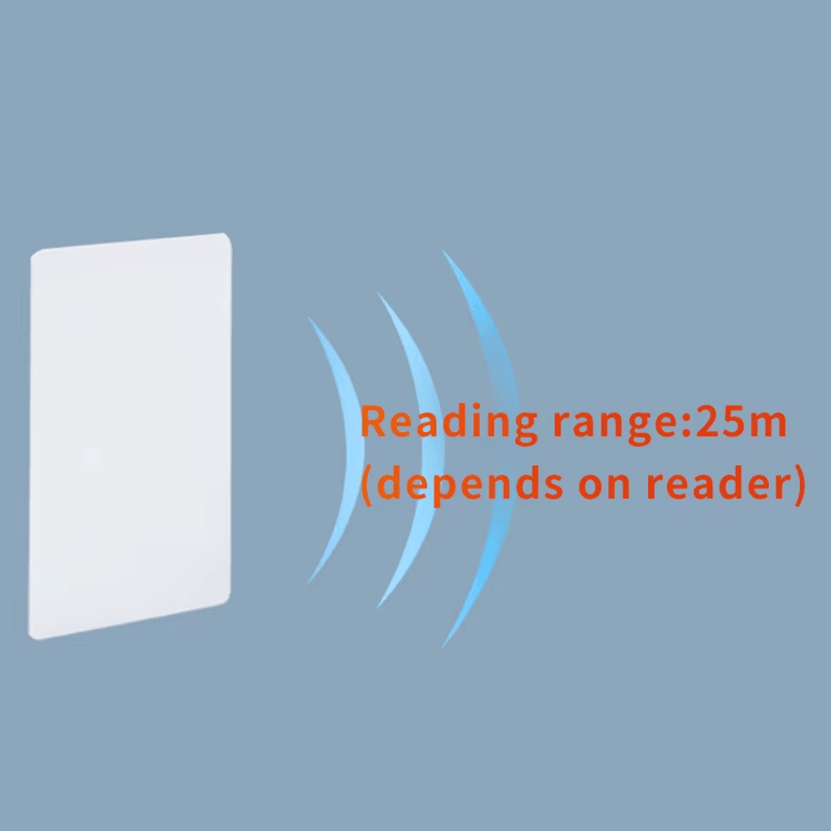 Vedere laterală a unui teanc gros de carduri goale UHF RFID care ilustrează volumul mare de aprovizionare în vrac disponibilă pentru integratori.