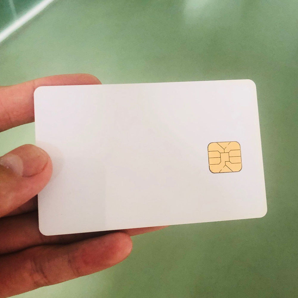 Prezentare a diferitelor opțiuni de cip pentru carduri inteligente și metode profesionale de codare, inclusiv integrarea benzii magnetice și a codurilor de bare.