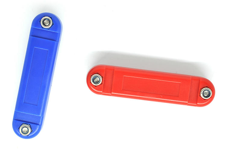 Etichetă RFID magnetică ABS pentru active industriale prezentată pe suprafață metalică pentru proiecte taguri RFID ABS pentru suprafețe metalice.