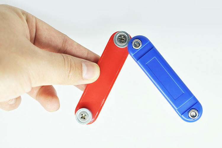 Etichetă RFID magnetică ABS pentru active industriale prezentată pentru utilizare industrială în proiecte taguri RFID ABS pentru suprafețe metalice.