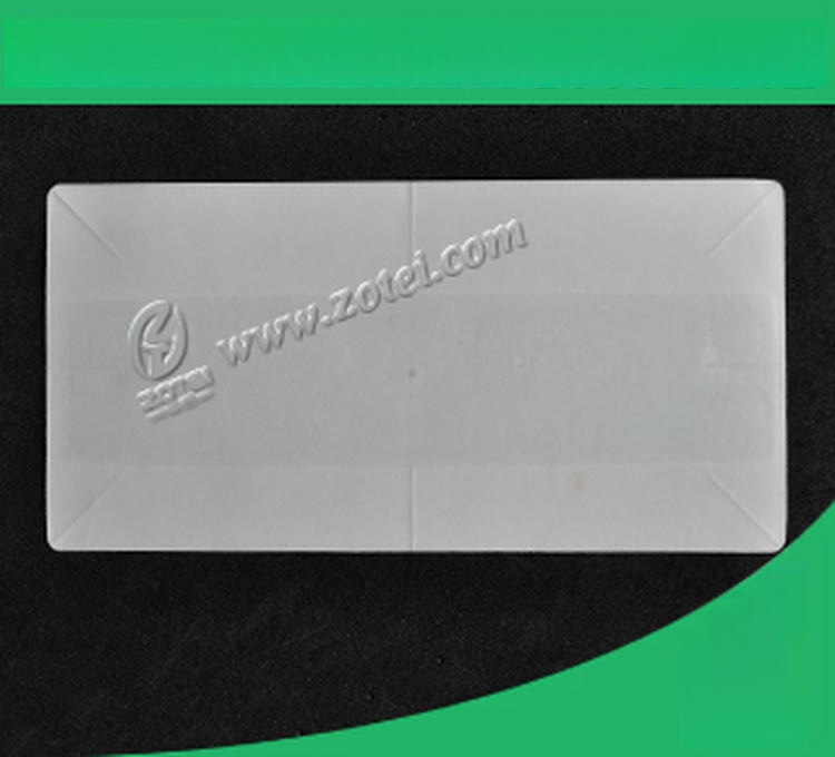 Vedere frontală a unei etichete RFID UHF blank pentru parbriz auto, cu margini curate și contur de antenă reliefat pentru acces auto automatizat.