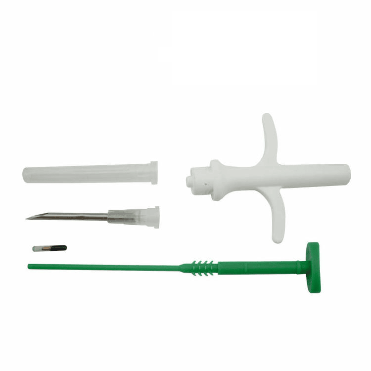 Kit de seringi cu microcip dezasamblat pentru animale de companie care arată corpul injectorului pentru capacul acului și capsulă de sticlă pentru urmărirea animalelor RFID.