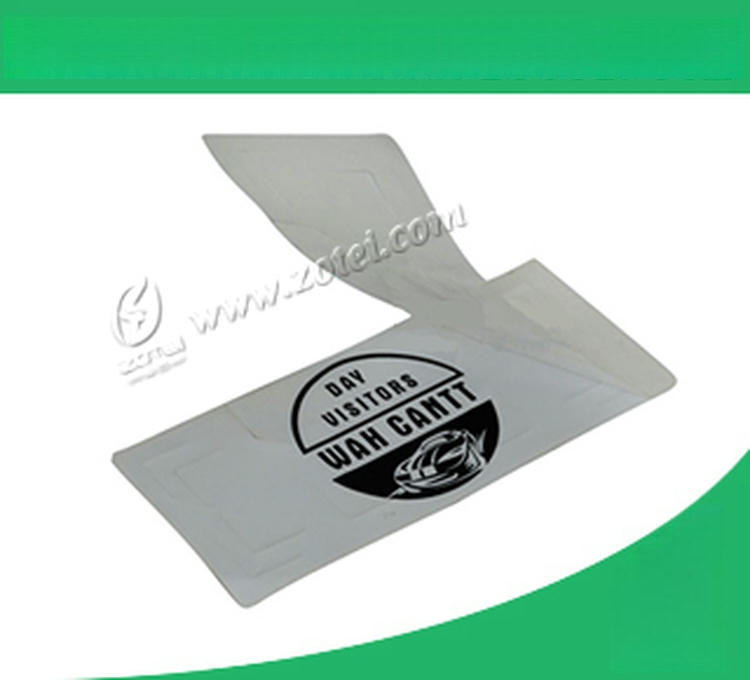 Demonstrație de dezlipire pentru un sticker RFID de parbriz cu marcaj de tip vizitator, potrivit pentru acces temporar.