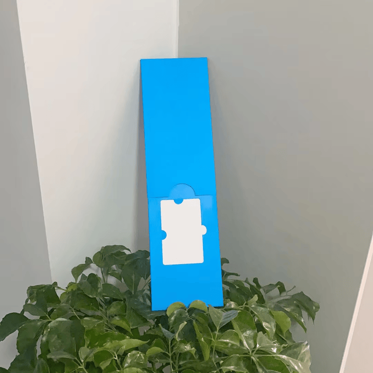 Cutie premium tip sertar pentru carduri, cu ștanțare cu folie aurie și acoperire UV pentru o vizibilitate mai bună a brandului.