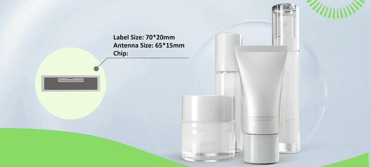Grafic ce prezintă o etichetă RFID rezistentă la lichide lângă recipiente cosmetice, ilustrând utilizarea pentru produse umede sau umplute.