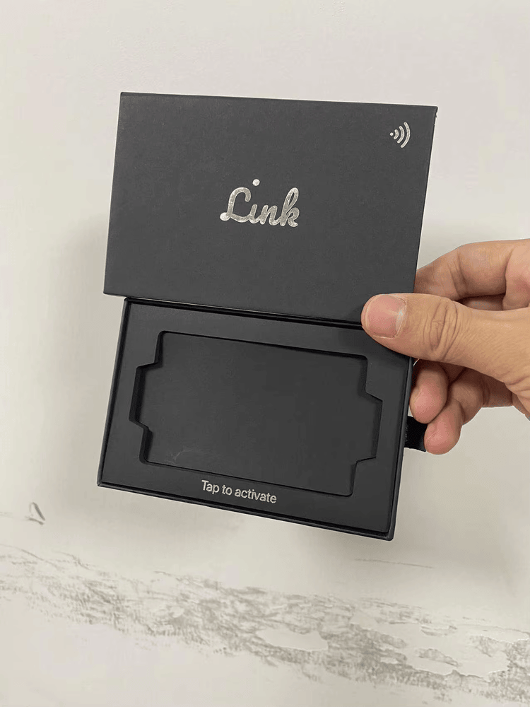 Prim-plan al hârtiei rigide de înaltă densitate folosite pentru suportul cardului, oferind protecție durabilă pentru etichetele RFID.