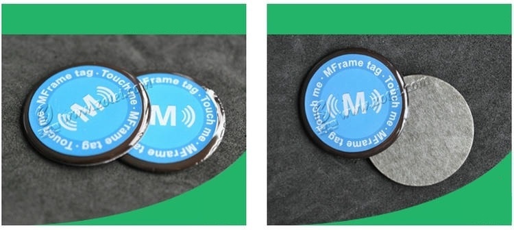 Tag RFID anti-metal din epoxid D40mm prezentat din față și cu stratul posterior deschis, pentru a evidenția structura rotundă adezivă.