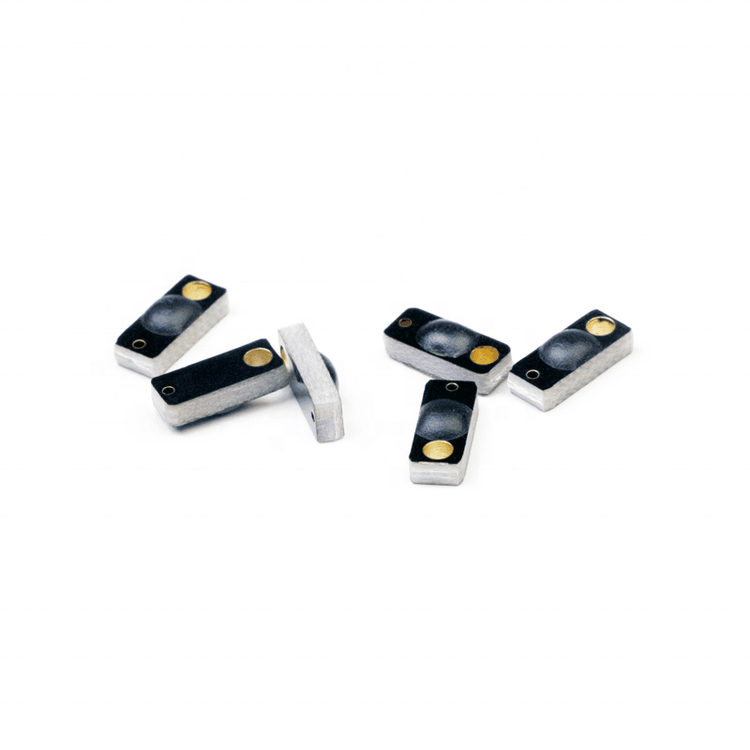 Sculele metalice mici sunt marcate cu P1004-1 pentru control automatizat al inventarului și prevenirea pierderilor în ateliere.