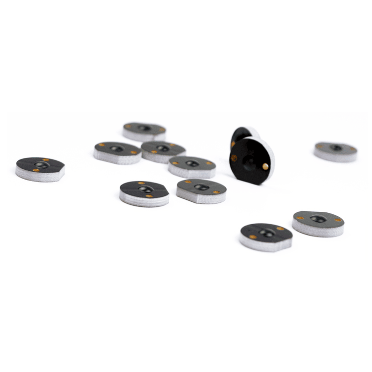 Compact PCB Pe-Metal RFID Etichetă pentru active industriale afișată dintr-o perspectivă clară a finisajului metalic periat pentru PCB Pe-Metal RFID Aplicații de etichete.