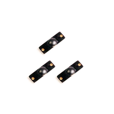Vedere în unghi cu trei etichete RFID PCB pe metal P1204-1, evidențiind corpul subțire pentru urmărirea inventarului IP68 pe scule metalice.