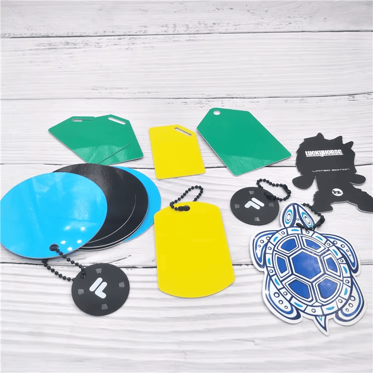 Prezentare cu etichete NFC suspendate în forme personalizate, inclusiv rotunde, dreptunghiulare, poligonale, tip broască țestoasă și personaje, pentru bagaje și branding vestimentar.