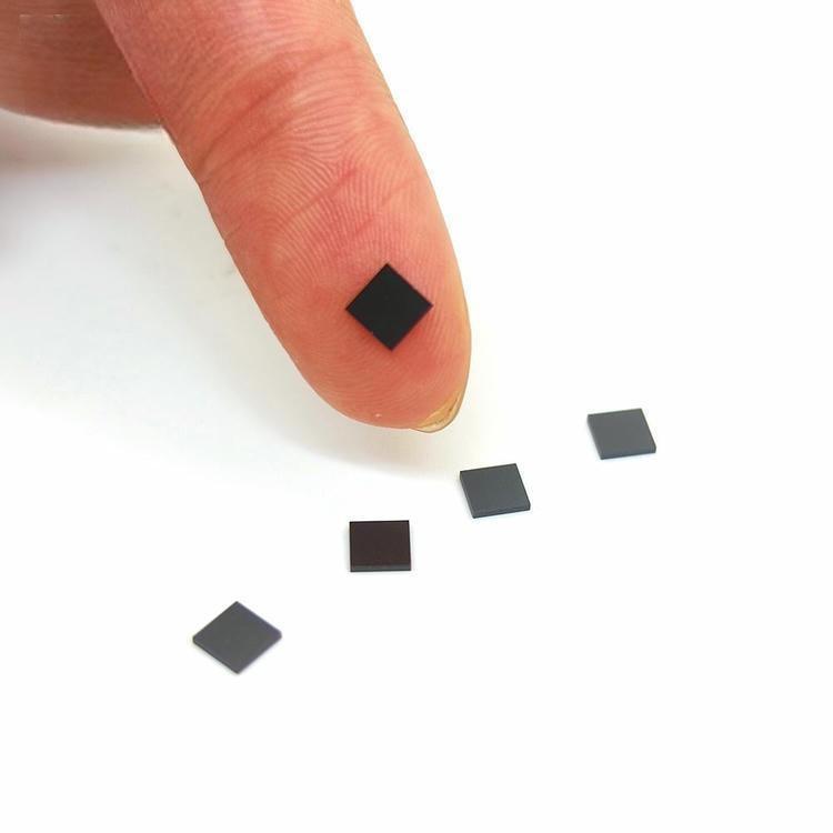 Eticheta unică SV-001 micro UHF RFID POD pe vârful degetului arată dimensiunea pătrată 4x4mm pentru o plasare discretă în interiorul componentelor.