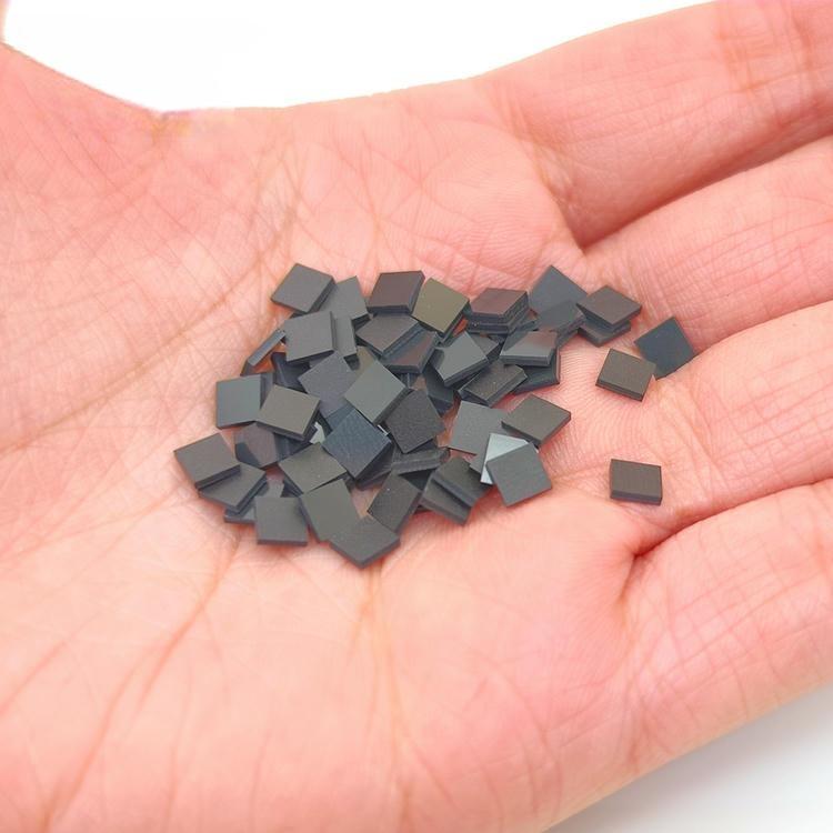 Etichete micro RFID POD SV-001 rezistente la temperaturi înalte, grupate în palmă, pentru a arăta aspectul lotului și corpurile pătrate durabile pentru tracking.
