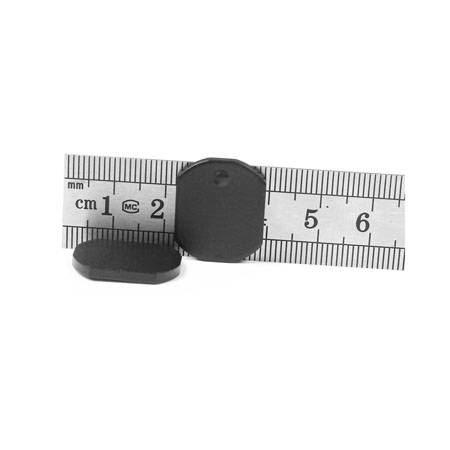 Eticheta RFID ceramică UHF C2117-1 este aplicată pe o cutie utilitară metalică de exterior pentru management eficient al activelor.