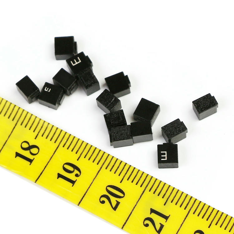 RFID Etichete pentru urmărirea mucegaiului pe metal afișate dintr-o perspectivă clară a logo-ului gravat pentru aplicațiile Ceramic On-Metal UHF RFID Etichete.