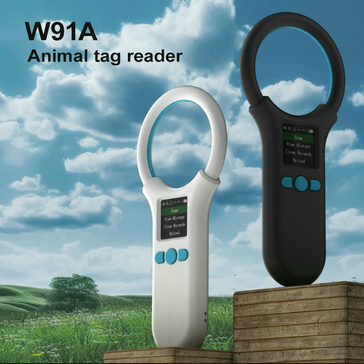 Imaginea prezintă o scenă promoțională pentru cititorul de etichete animale W91A, cu scanere portabile albe și negre afișate în exterior.