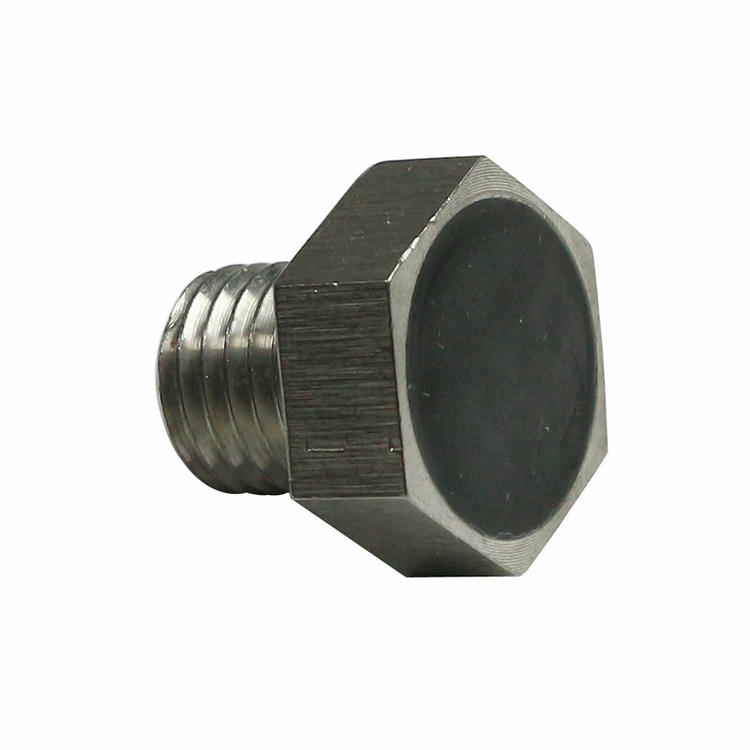 Fotografie de profil orizontal a unei etichete RFID bolt, cu fața neagră pe capul hexagonal și capătul filetat pentru montaj pe metal.