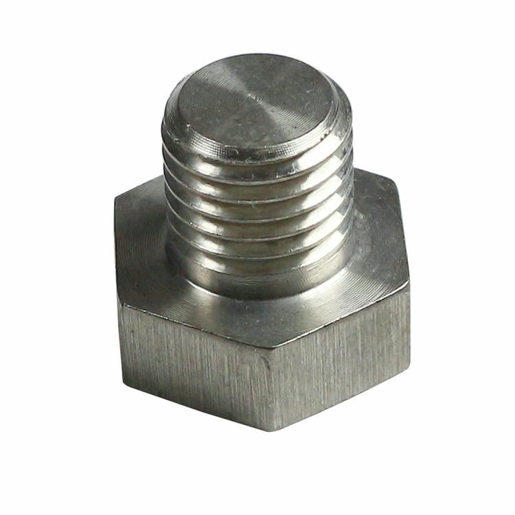 Prim-plan al unei etichete RFID bolt, cu accent pe tija filetată și baza hexagonală prelucrată pentru fixare fiabilă pe metal.