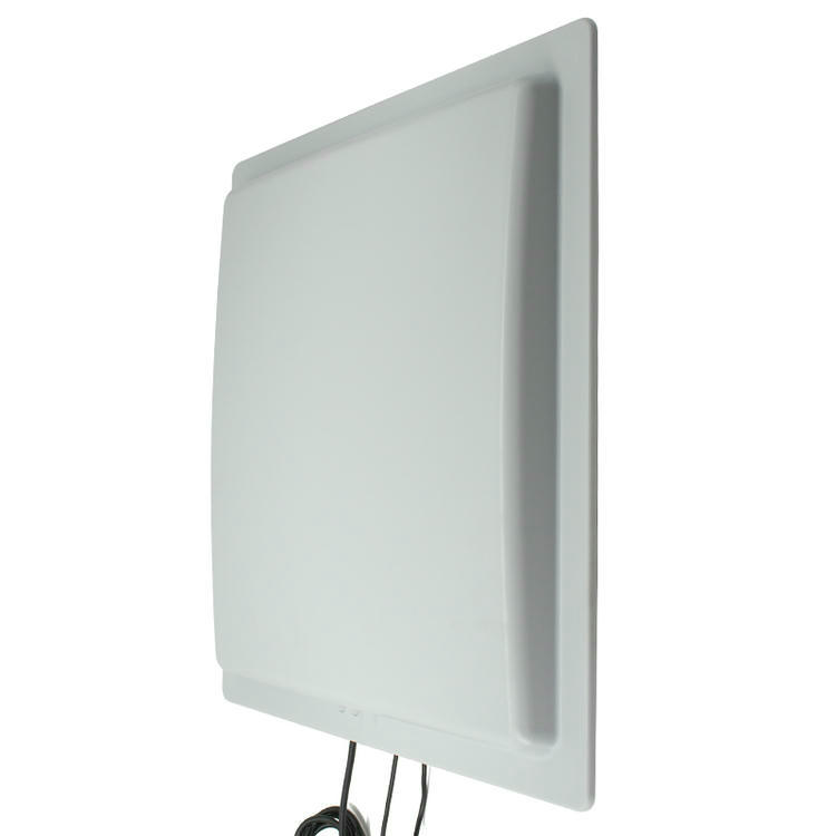 Prim-plan al cititorului R16-12DB integrat cu rază lungă de acțiune RFID; care prezintă designul său robust al antenei polarizate circulare.