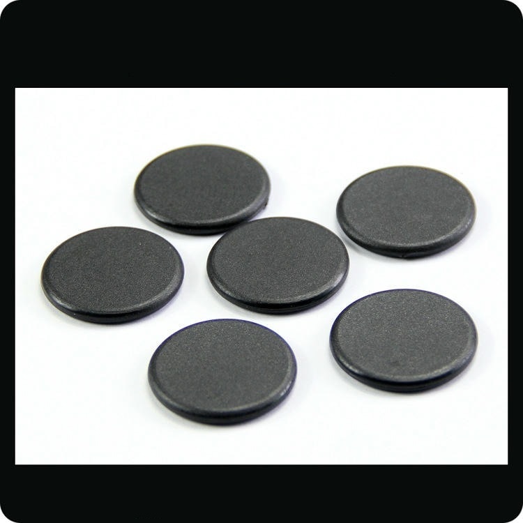 Fotografie de grup cu mai multe discuri negre de tag RFID PPS model PPSD30-1, cu grosime și finisaj uniforme pentru urmărire repetabilă.