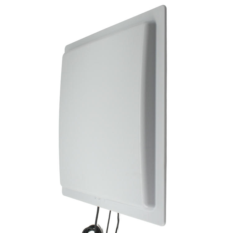 Cititorul R16-12DB demonstrând compatibilitatea cu diverse etichete RFID UHF, inclusiv etichete pentru metal și parbriz.