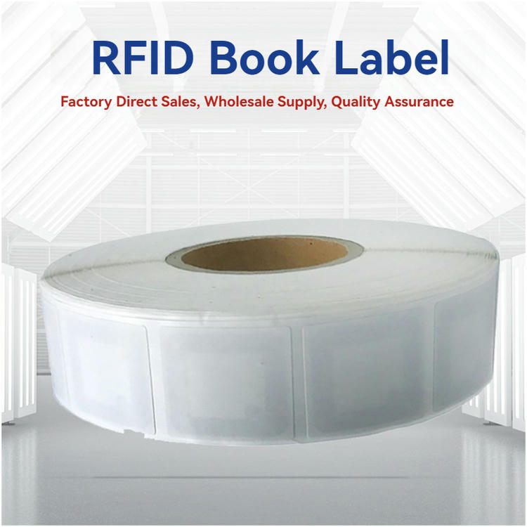 O rolă mare de etichete goale de carte RFID este afișată pentru a prezenta formatul de autocolant pătrat folosit pentru identificarea bibliotecii.