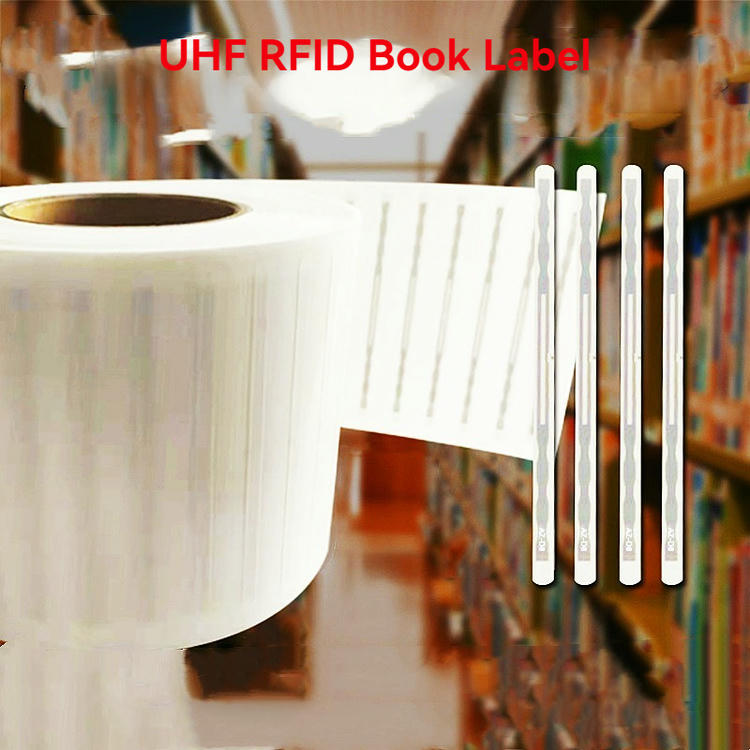 O rolă mare de UHF RFID etichete din cotorul cărții este afișată pe un fundal neclar al raftului bibliotecii pentru etichetarea aplicațiilor.