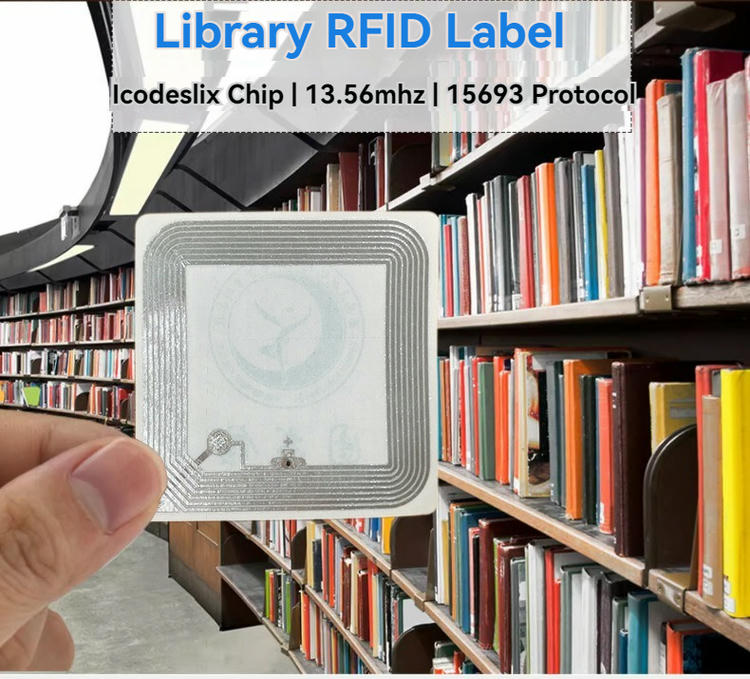 O mână prezintă o etichetă RFID pătrată pentru bibliotecă în fața rafturilor cu cărți, ilustrând utilizarea practică în urmărirea HF.