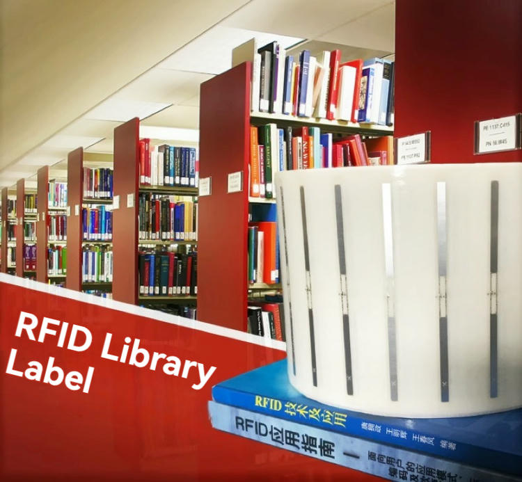 O rolă de etichete RFID înguste pentru cotorul cărților este așezată pe volume, în fața rafturilor de bibliotecă.